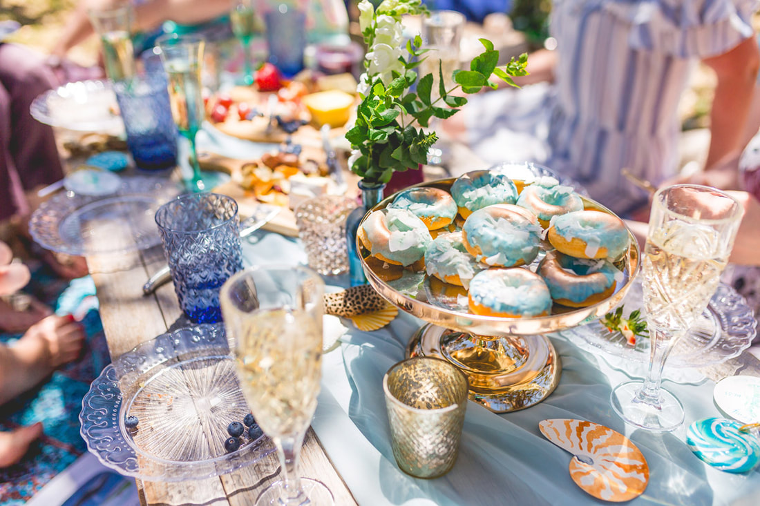 Beautiful coastal style food and table decorations