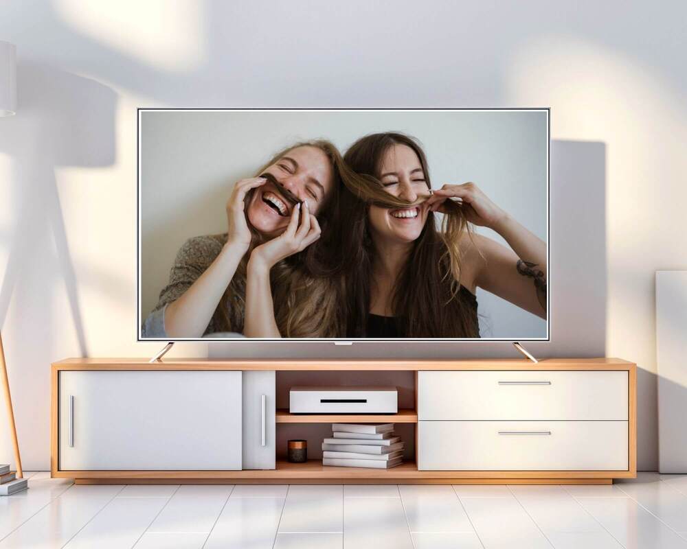 Creative Ways to Display Pictures - Photo slideshow on the TV